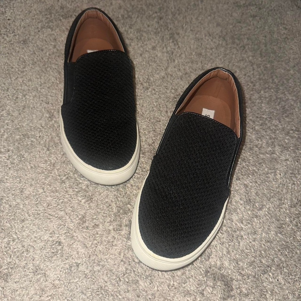 Size 7 Steve Madden Black Slip On Sneaker/Shoe - Picture 1 of 4